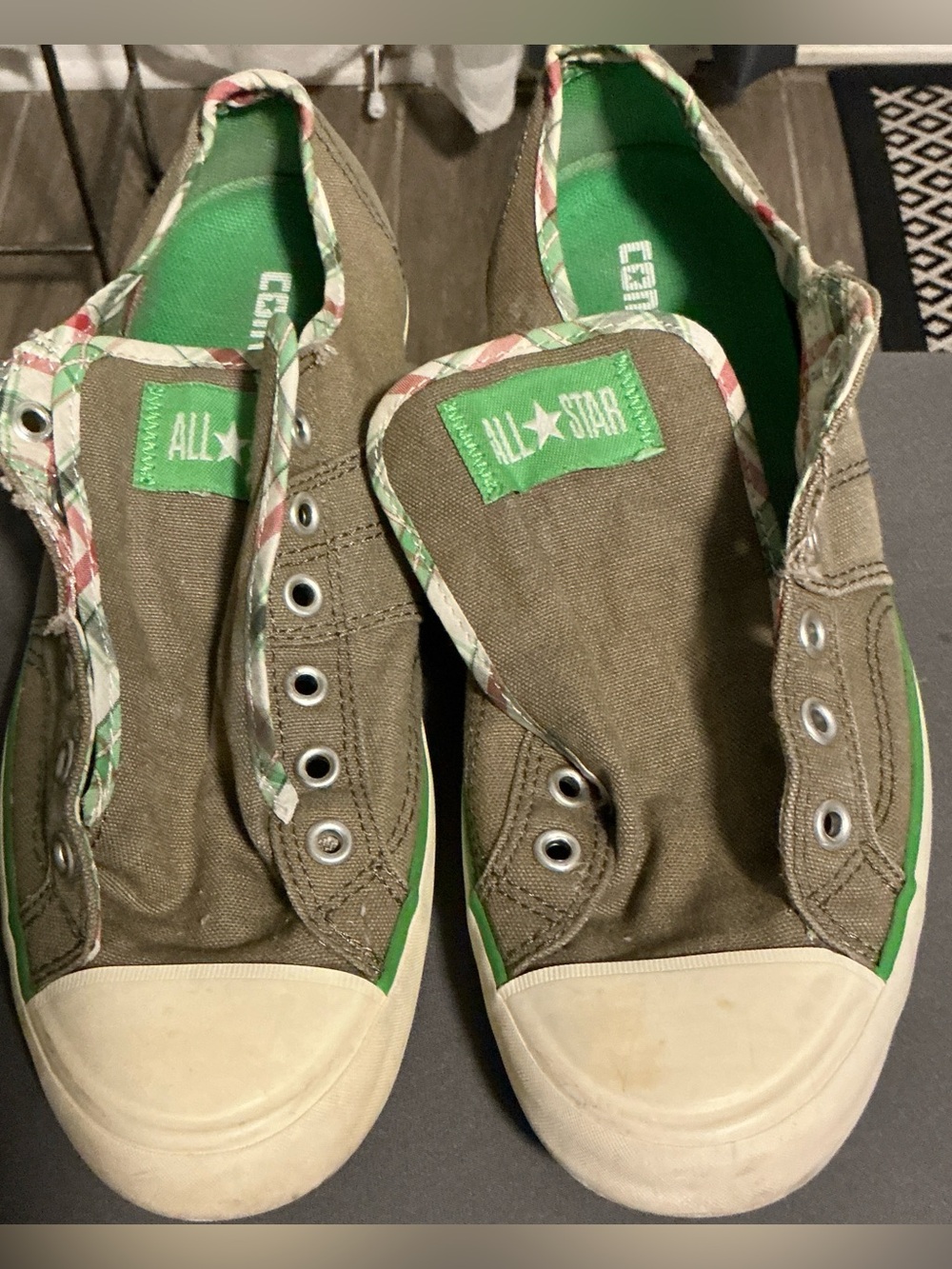 All Star Women’s Olive Green Canvas Slip-On Sneakers size 8 US
